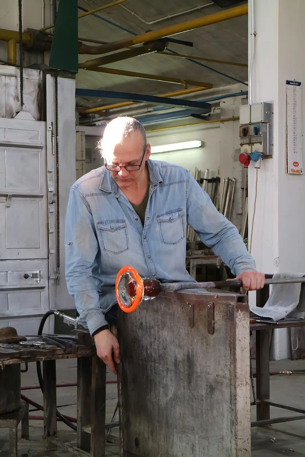 El maestro vidriero Cristiano Toso trabajando en el horno